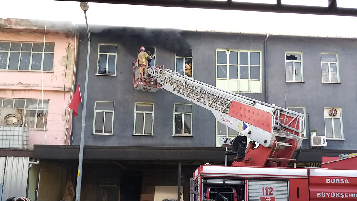 Bursa'da mobilya imalathanesinde yangın