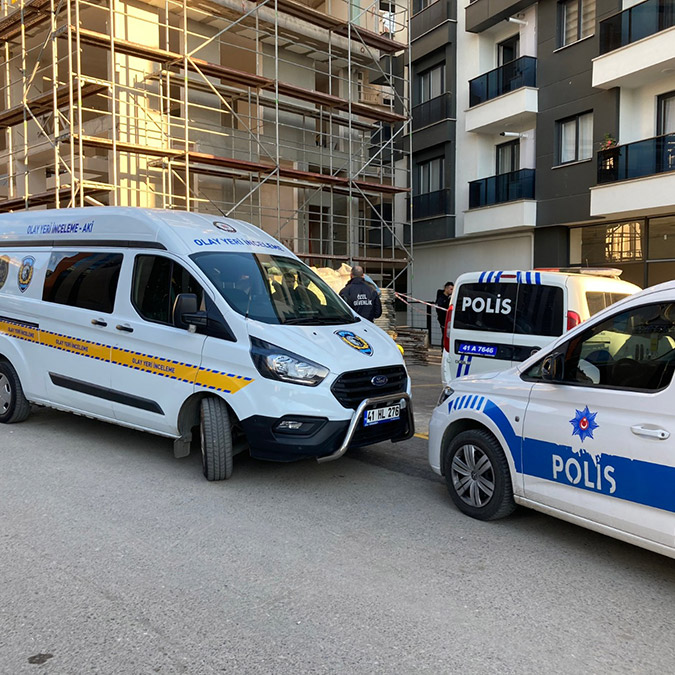 Kocaeli'de inşaatın önünde erkek cesedi bulundu