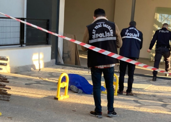 Kocaeli'de inşaatın önünde erkek cesedi bulundu