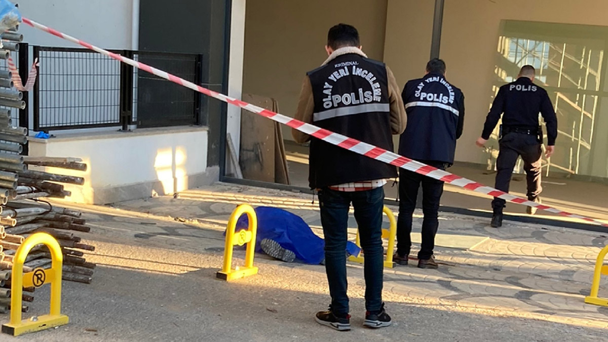 Kocaeli'de inşaatın önünde erkek cesedi bulundu