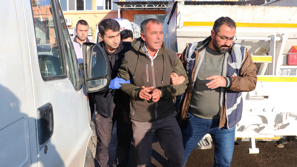 İşine son verildiği gerekçesiyle belediyeyi basan temizlik görevlisi kamerada