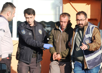 İşine son verildiği gerekçesiyle belediyeyi basan temizlik görevlisi kamerada