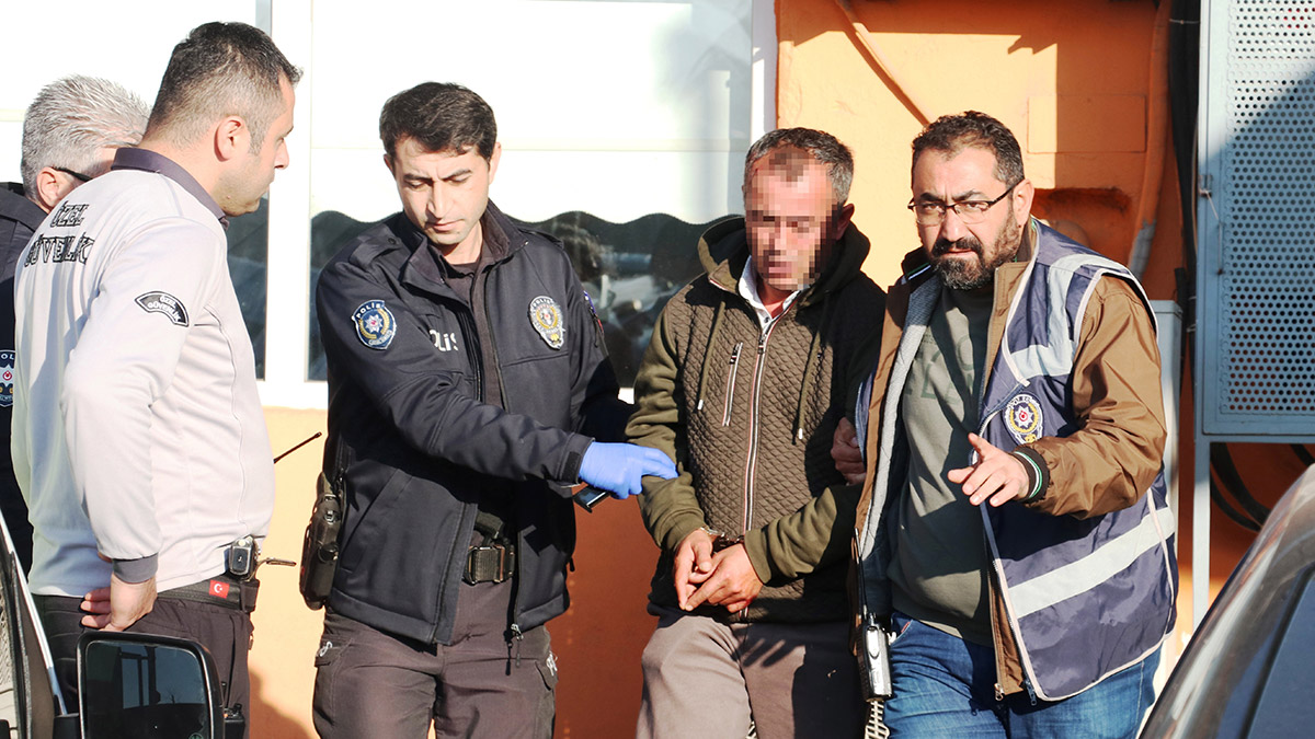 İşine son verildiği gerekçesiyle belediyeyi basan temizlik görevlisi kamerada