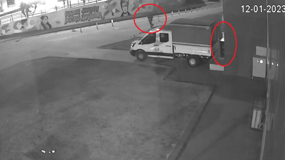 Isınmak için kartonları tutuşturdu, alevler depoya sıçradı 