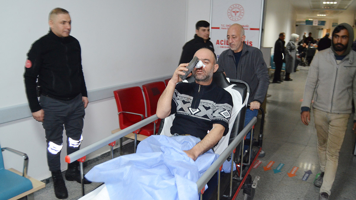 Tenekede yaktıkları ateşe tiner döktüler; 1 kişi yaralandı