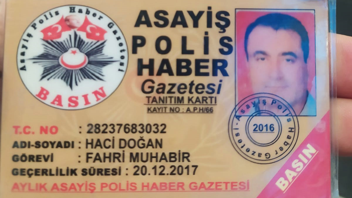 Resmi belgede sahtecilik suçundan aranan dolandırıcı yakalandı