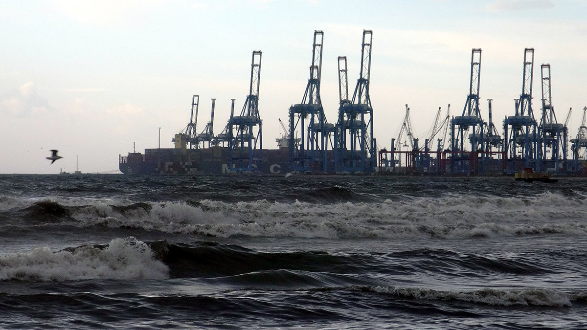 Lodos deniz ulaşımını etkiledi