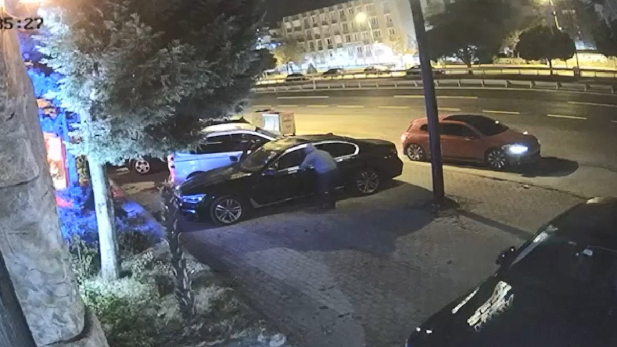 İstanbul'da park halindeki 25 lüks otomobilin hayalet ekran, hava yastığı ve bazı elektronik sistemlerini sökerek çaldıkları iddia edilen 4 şüpheli yakalandı.