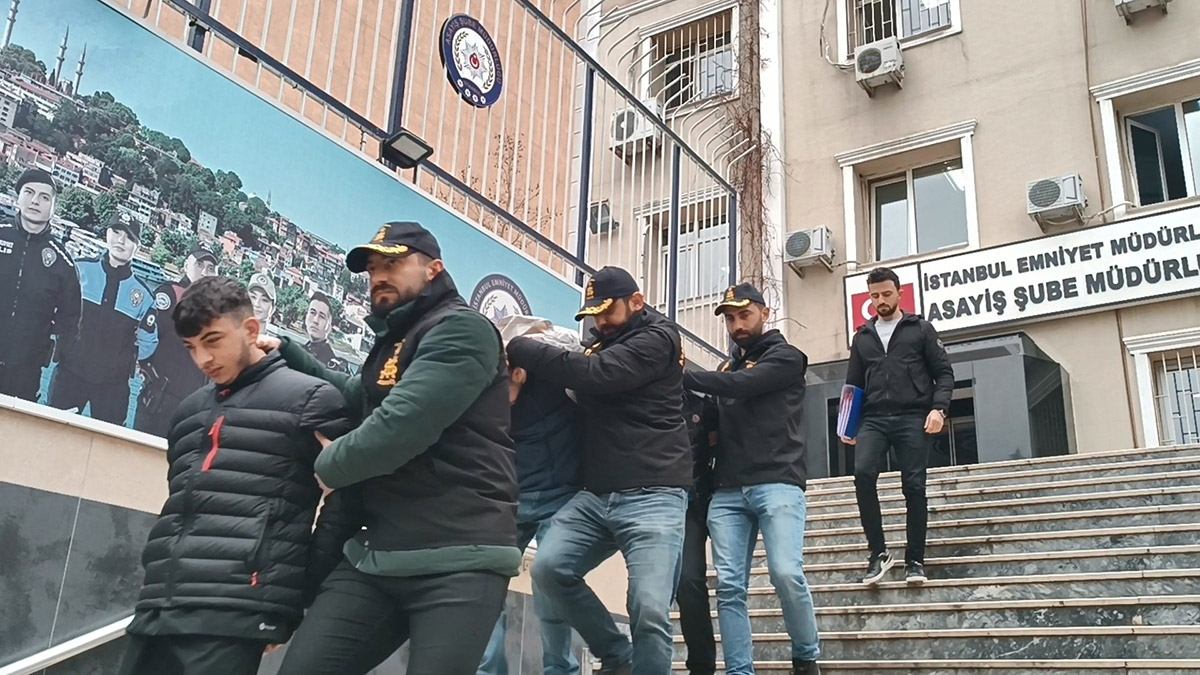 Park halindeki 25 lüks otomobili soyan hırsızlar yakalandı