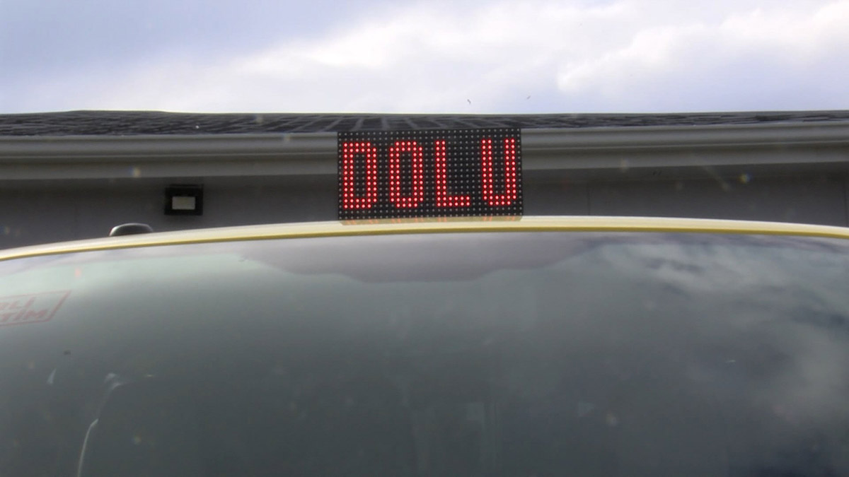 İstanbul'da taksilerde rezerve dönemi başladı, lambalarda araçta yolcu varsa 'dolu', yolcu yoksa 'boş', yolcu almaya gidiyor ise lambalarda 'rezerve' yazısı yazacak.