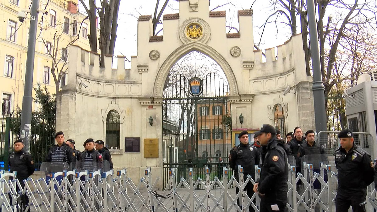 Kitap yakan aptalın fikirlerini paylaşmıyoruz