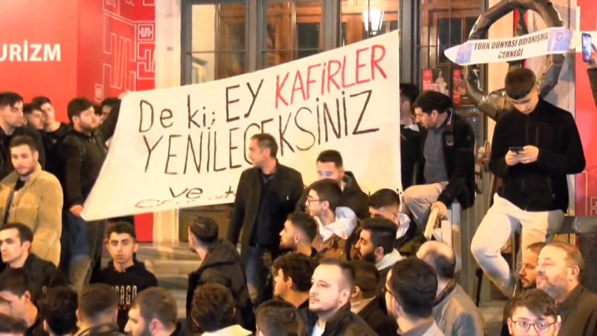 İsveç'te Kur'an-ı Kerim yakma eylemi protesto edildi
