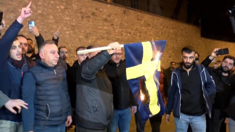 İsveç’te Kur’an-ı Kerim yakma eylemi protesto edildi
