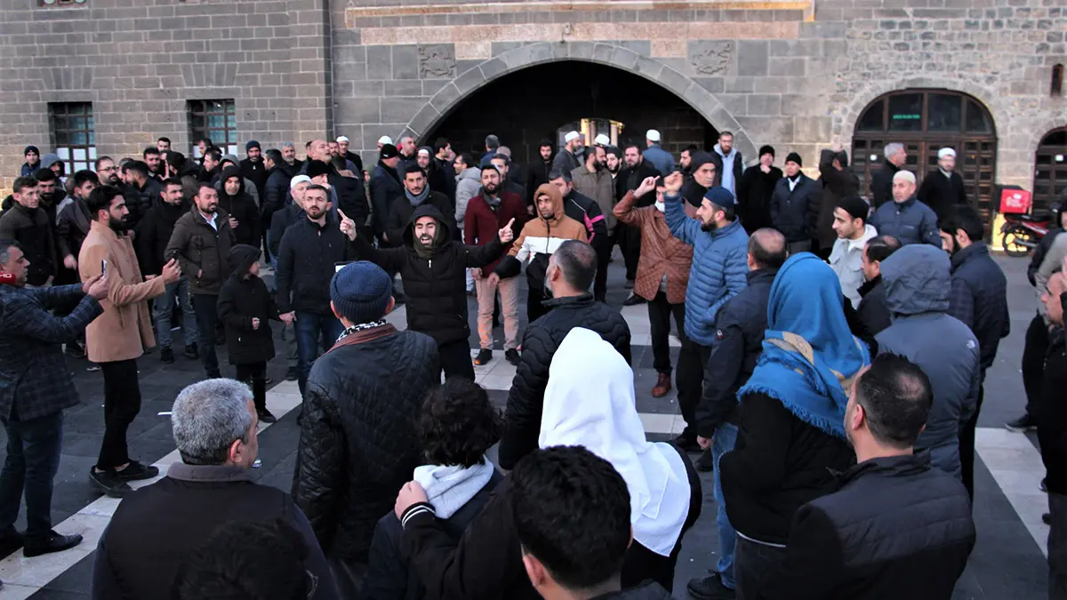 İsveç'te kur'an-ı kerim'in yakılması diyarbakır’da sabah namazı sonrası protesto edildi.