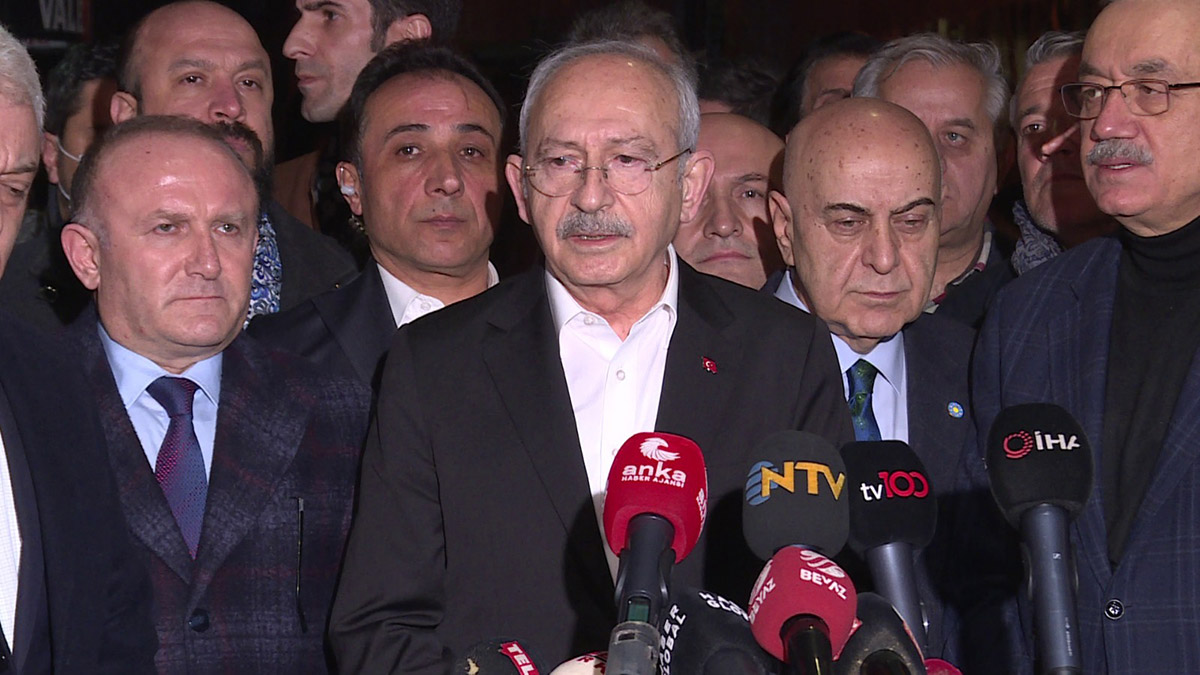 İYİ Parti Genel Başkanı Meral Akşener hastaneye kaldırıldı. Kalp ritim bozukluğu yaşayan Akşener’in hayati tehlikesinin bulunmadığı öğrenildi.