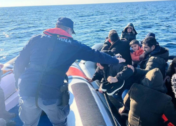 Türk karasularına itilen 113 kaçak göçmen kurtarıldı