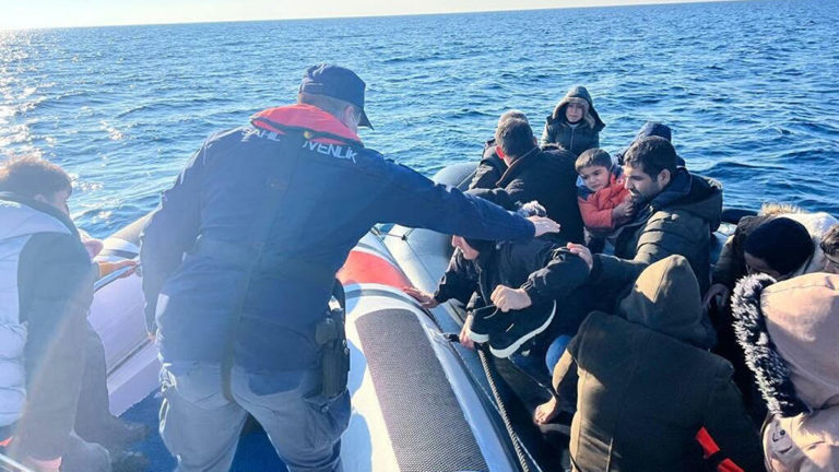 Türk karasularına itilen 113 kaçak göçmen kurtarıldı