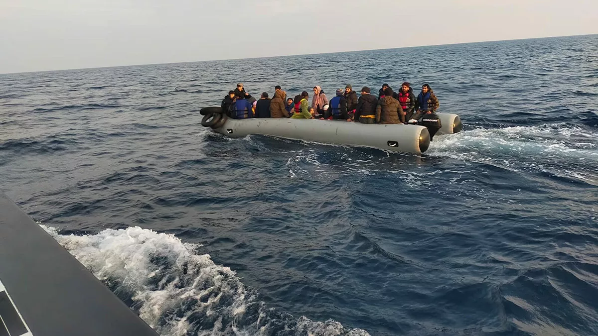 Türk karasularına itilen 113 kaçak göçmen kurtarıldı