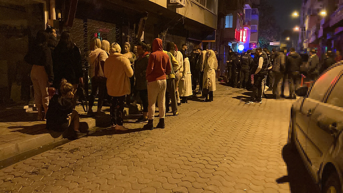 İzmir'de boğazından bıçaklanan kişi öldü