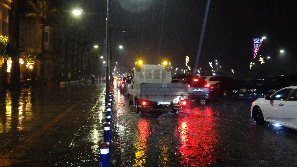 İzmir'de sağanak yağış zor anlar yaşattı