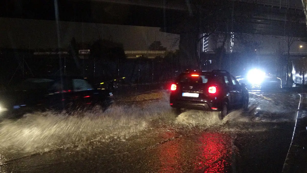 İzmir'de sağanak yağış zor anlar yaşattı