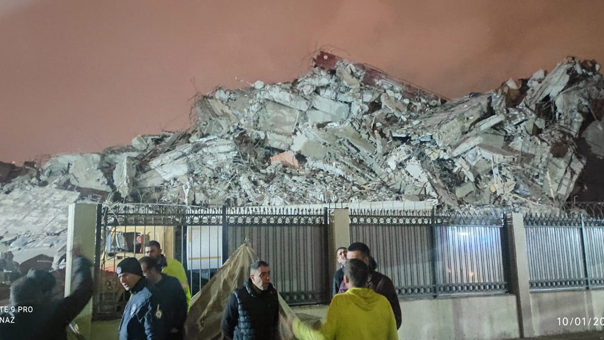 İzmir'de eski emniyet binasında çökme