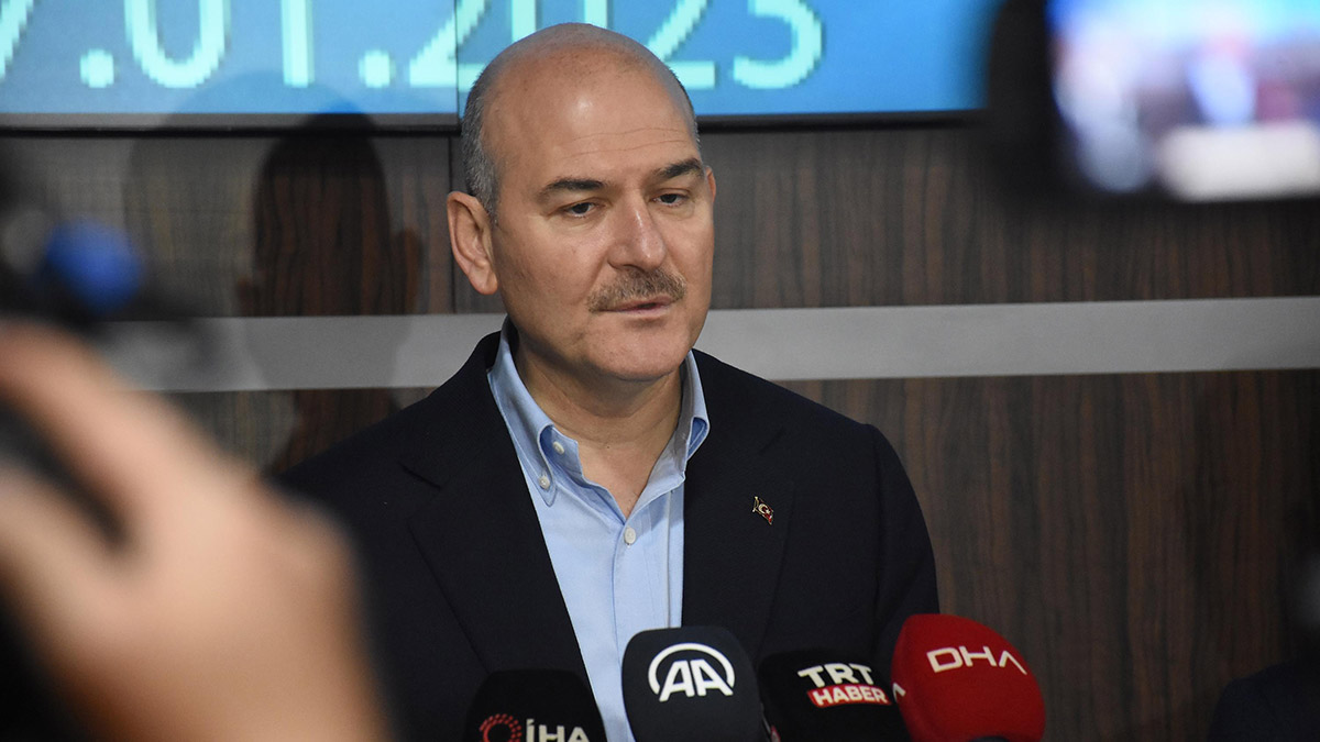 İçişleri Bakanı Süleyman Soylu, İzmir'de Kökünü Kurutma Operasyonu'nda 225 hedefin 202'sinin gözaltına alındığını söyledi.