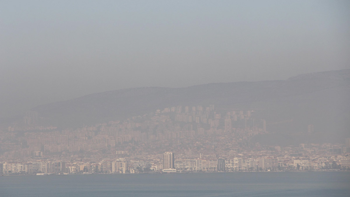 Çevre Mühendisleri Odası (ÇMO) İzmir Şubesi Teknik Sorumlusu ve çevre mühendisi Selma Akdoğan, İzmir'de hava kirliliğinin riskli seviyede olduğunu söyledi.