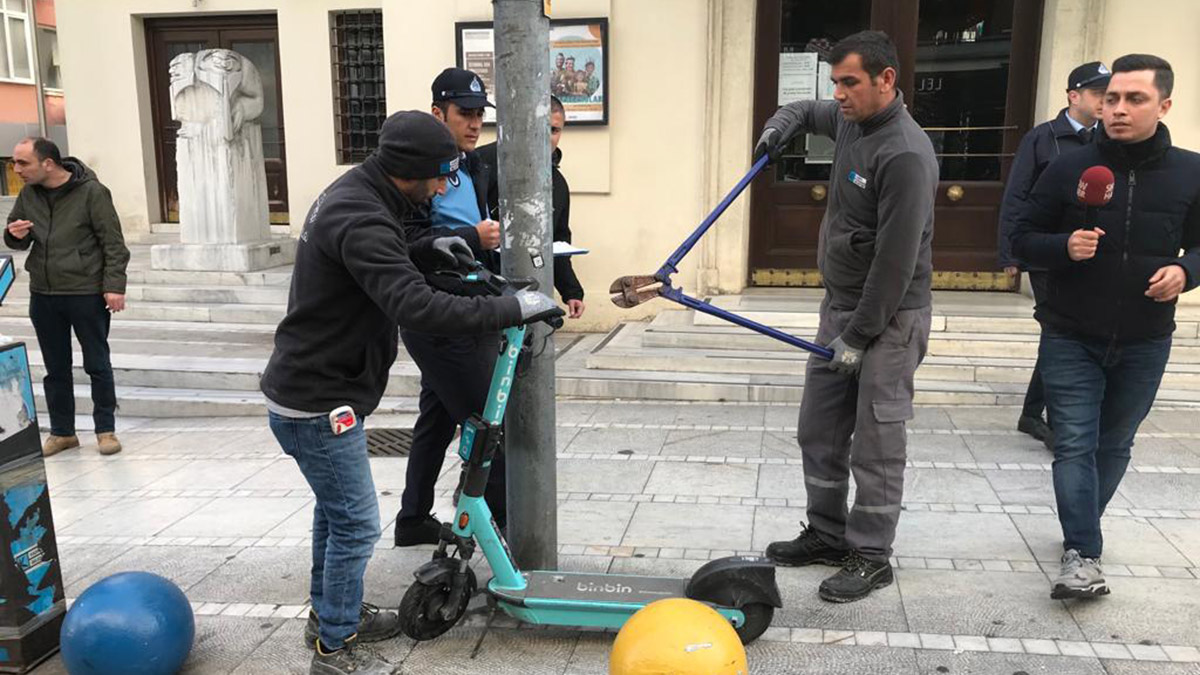 Kaldırım üzerinde bulunan skuterlar toplanıyor