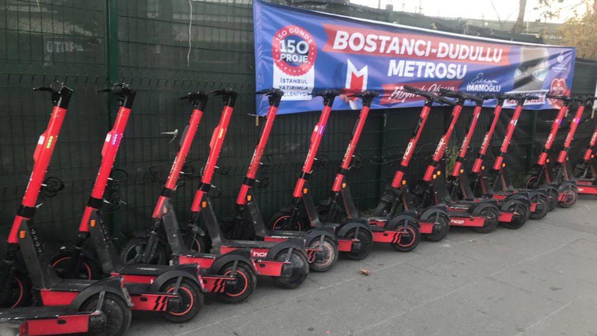 Kaldırım üzerinde bulunan skuterlar toplanıyor