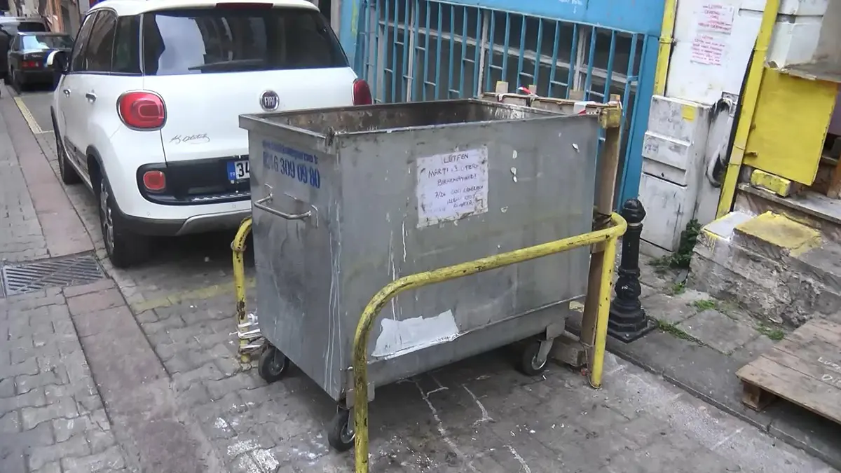 Kadıköy'de martılar çöp kamyonunun peşine takıldı. Temizlik görevlileri ise bir yandan çöpleri toplarken, bir yandan da çöpteki atıklarla peşlerinden gelen martıları besledi. O anlar cep telefonu kamerası ile görüntülendi.