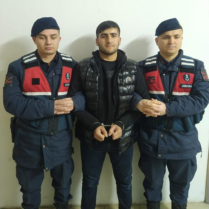 Kahvehane önünde husumetliye kurşun yağdırdılar