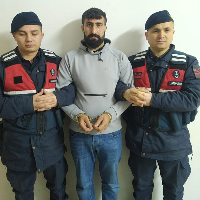 Bursa’da Ö.G. (23) ile O.G. (21), kahvehane önünde husumetli oldukları Hamdi Adıyaman’ın (52), oturduğunu görünce otomobilden av tüfeğiyle ateş açtı.