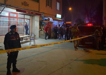Kahvehane önünde husumetliye kurşun yağdırdılar