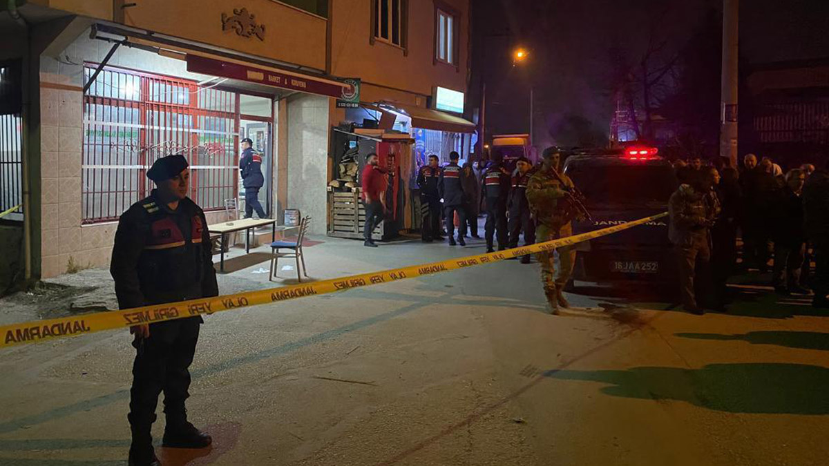 Kahvehane önünde husumetliye kurşun yağdırdılar