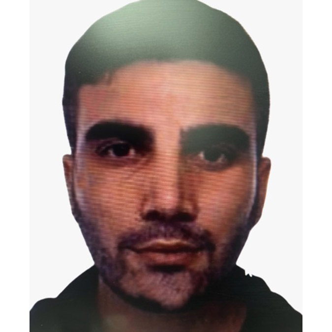 Kız kardeşini araçta gördü, kaputun üzerine atladı