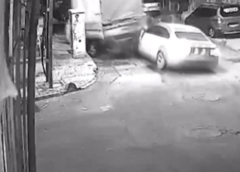 Kız kardeşini araçta gördü, kaputun üzerine atladı