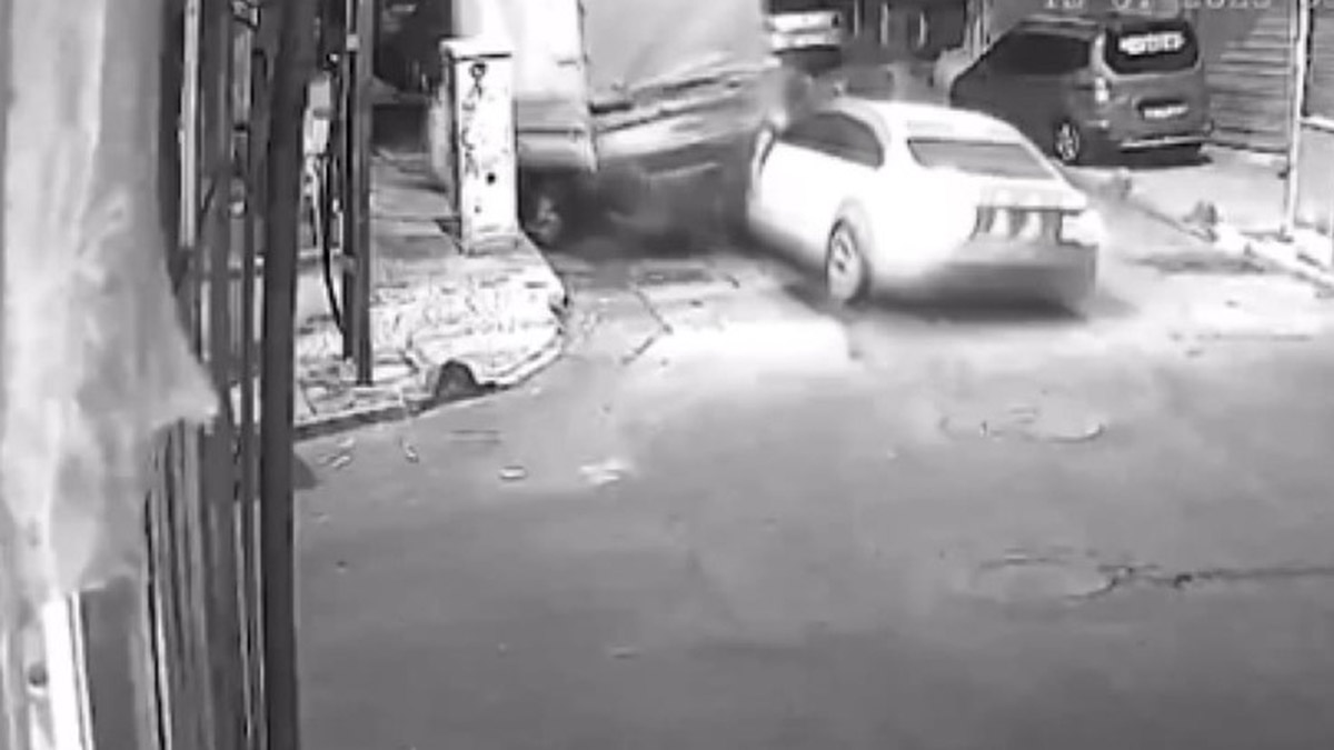 Kız kardeşini araçta gördü, kaputun üzerine atladı