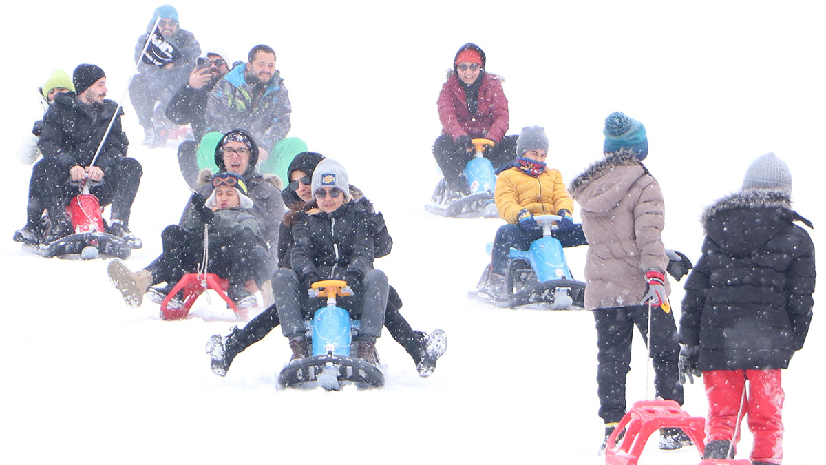 Son 52 yılın en kurak mevsiminin yaşandığı Türkiye'de bundan en çok etkilenen yerlerden biri de kayak merkezleri oldu. Kuraklık nedeniyle geçen yıldan saklanan kar ve suni kar ile kayak sezonunun başlatıldığı Palandöken'de kar yağışı sevinçle karşılandı.