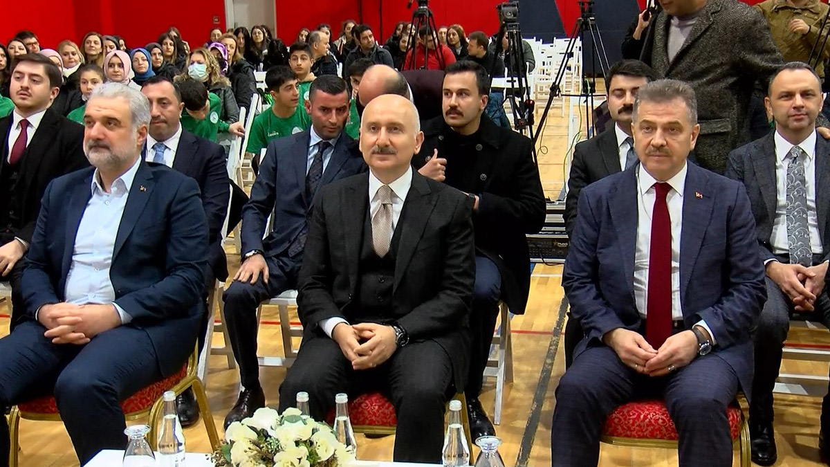 Adil Karaismailoğlu, "Şubat ayı itibarıyla Başakşehir-Kayaşehir metrosunu hizmete alacağız. Mahmutbey-Esenyurt metrosu yüzde 5'lerdeydi. Biraz daha güneyinde Bağcılar-Kirazlı-Halkalı metro hattı da yüzde 5 ilerlemedeydi. Aradan 4 yıl geçti hala yüzde 5 seviyesinde yatırımlar duruyor" dedi.