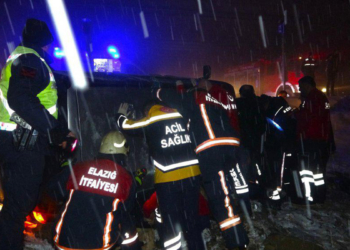Elazığ'da minibüs takla atıp devrildi