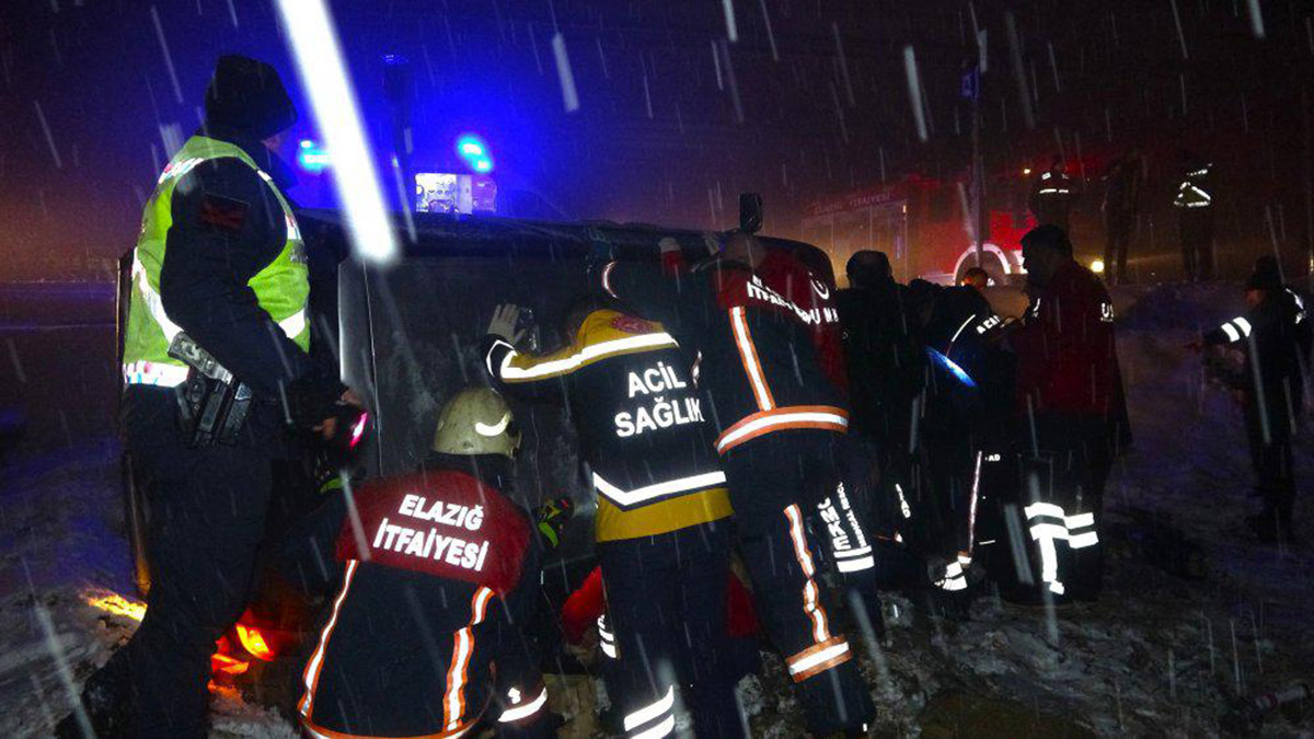 Elazığ'da minibüs takla atıp devrildi