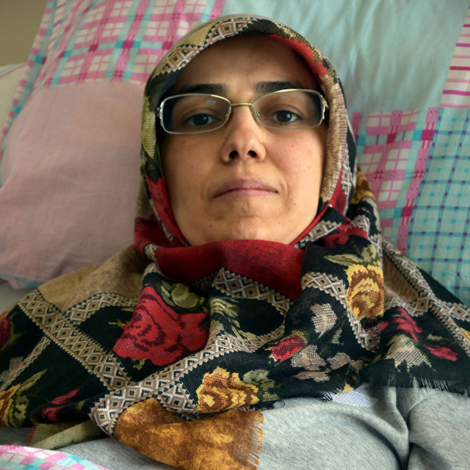 Van'da karında şişlik olan ve nefes alamama şikayetleriyle hastaneye başvuran Hilal Yurtluk'un (42) operasyonla karnından iki kitle çıkartıldı.