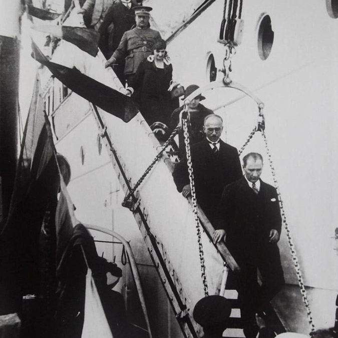 Gazi Mustafa Kemal Atatürk’ün ayak bastığı, ismine ve tarihi kayıtlarına ulaşılan Kartal İstimbotu, Bandırma Vapuru, Savarona gibi deniz araçlarının anlatıldığı 'Anadolu Mavisi' isimli kitap okuyucularla buluştu.