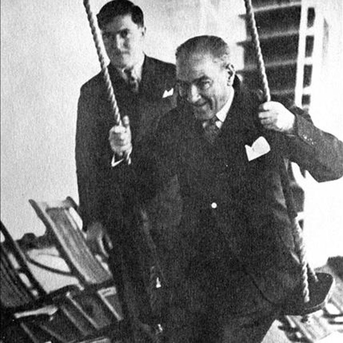 Gazi Mustafa Kemal Atatürk’ün ayak bastığı, ismine ve tarihi kayıtlarına ulaşılan Kartal İstimbotu, Bandırma Vapuru, Savarona gibi deniz araçlarının anlatıldığı 'Anadolu Mavisi' isimli kitap okuyucularla buluştu.