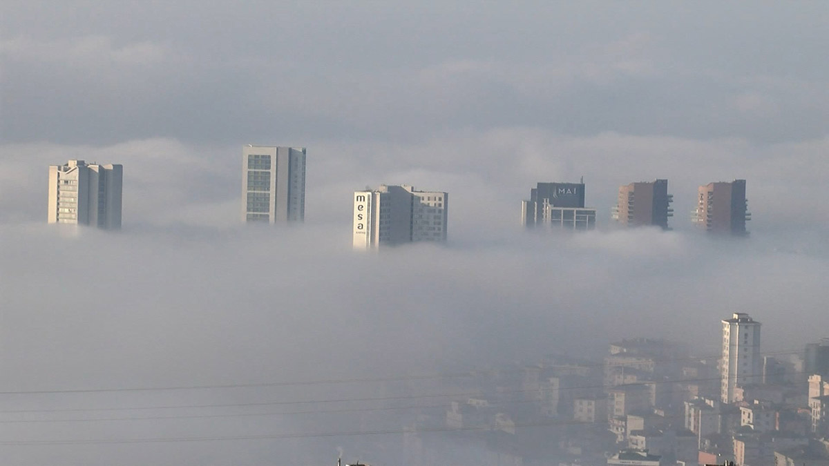 Gökdelenlerin sisten kaybolmasını bazıları fotoğraflayarak ölümsüzleştirdi.
