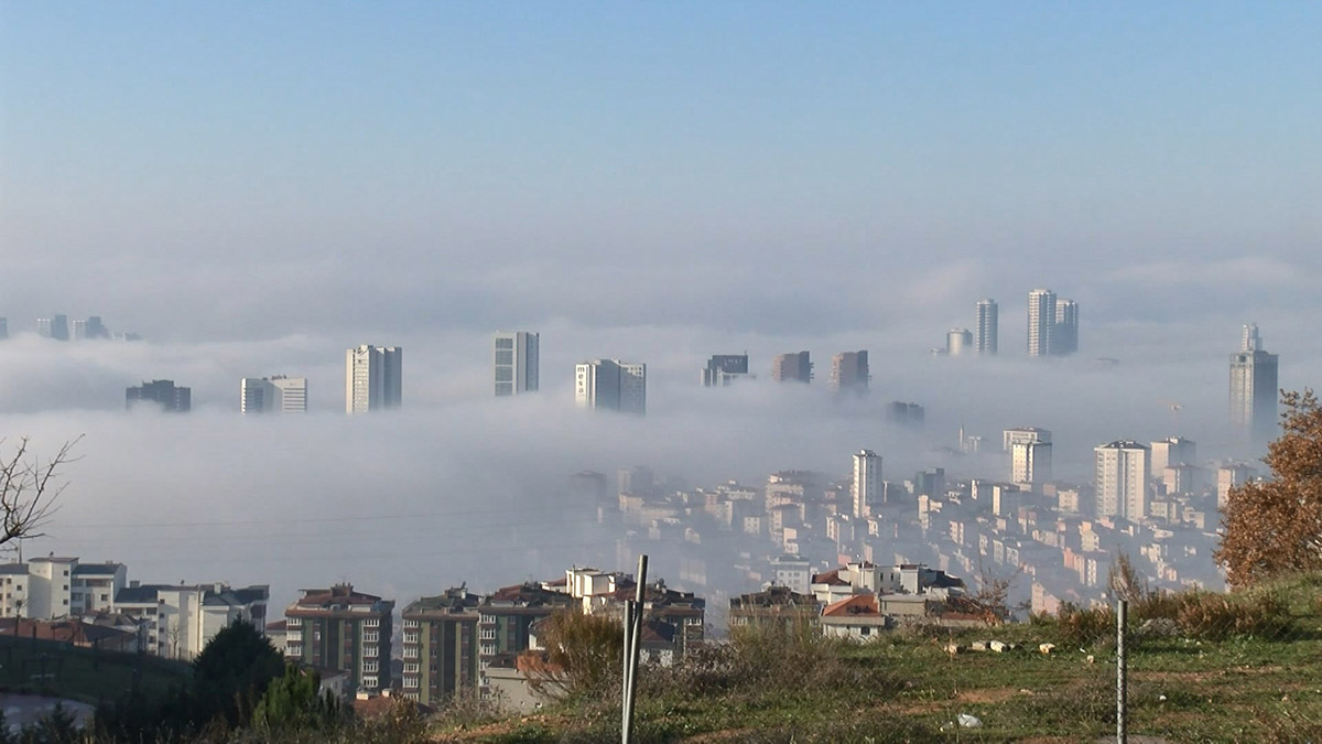 Sis nedeniyle gökdelenler gözden kayboldu
