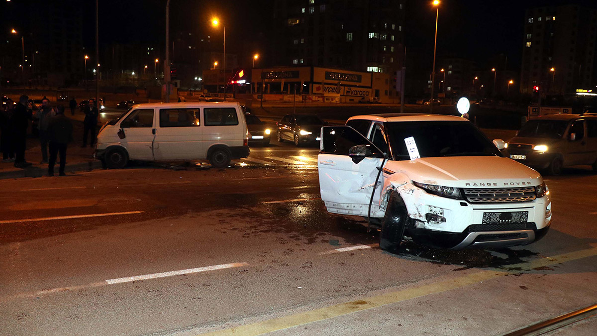 Kayseri'de minibüs ile cip çarpıştı; 7 yaralı