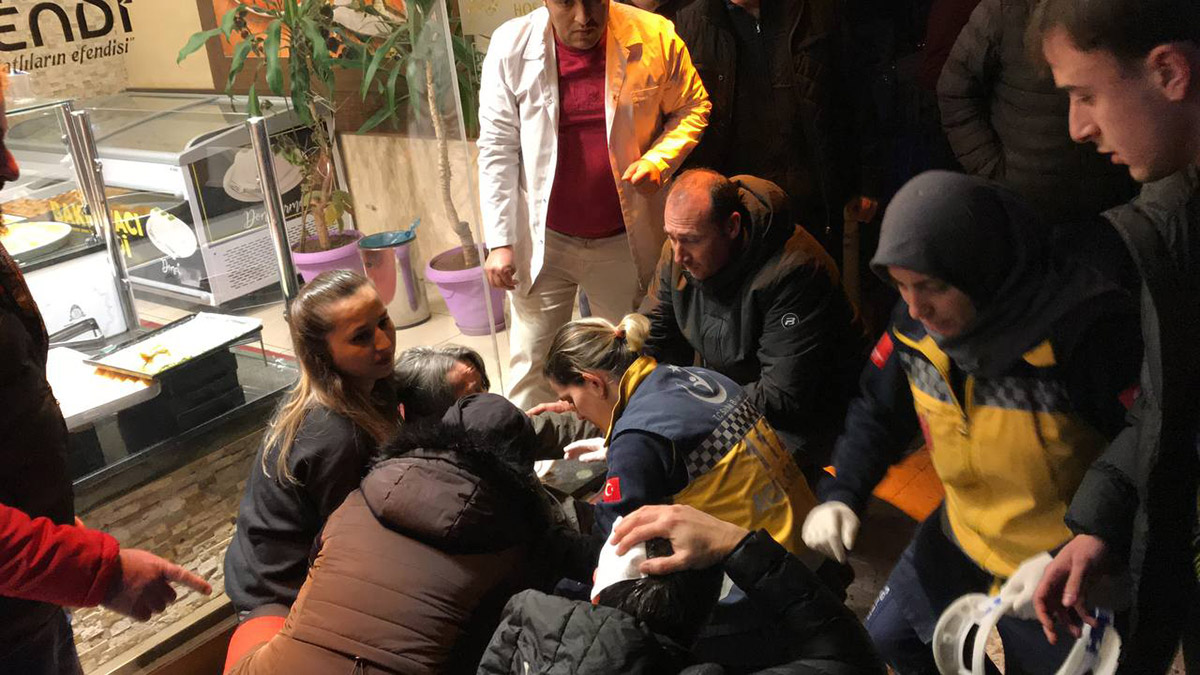 Otomobil durakta bekleyen çifte çarptı; 3 kişi yaralandı