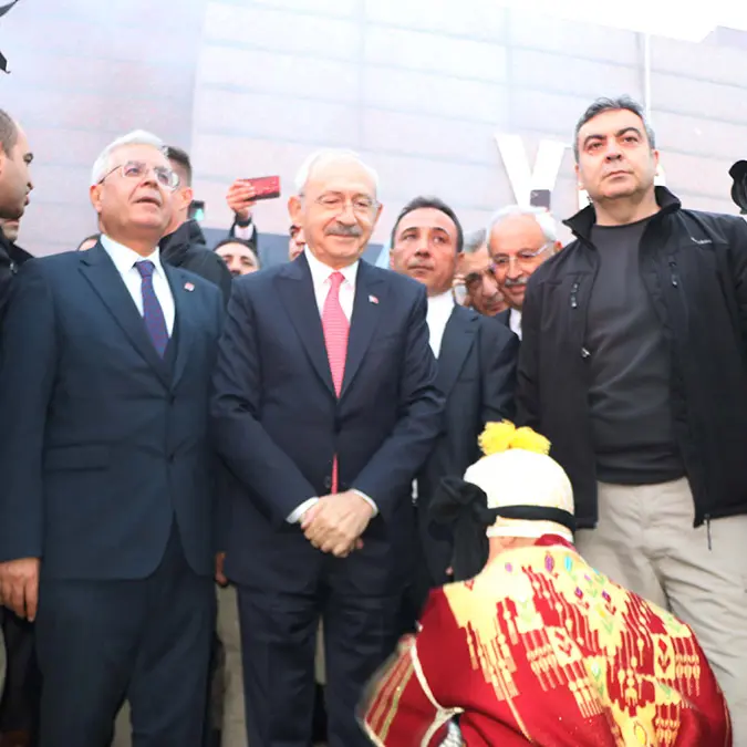 Chp genel başkanı kemal kılıçdaroğlu, ''6 lider bir aradayız, hepimiz demokrasi istiyoruz. Hepimiz bu ülkede insanların rahat yaşamasını istiyoruz. Bir elin nesi var iki elin sesi var. Bir devlet tek bir kişiye teslim edilemez'' dedi.